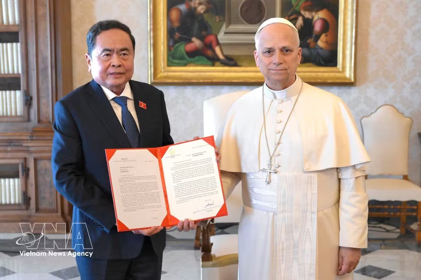 National Assembly Chairman Tran Thanh Man (left) hands over a letter from Party General Secretary and State President To Lam to Pope Leo XIV at the Vatican (Photo: VNA) National Assembly Chairman Tran Thanh Man (left) hands over a letter from Party General Secretary and State President To Lam to Pope Leo XIV at the Vatican (Photo: VNA)