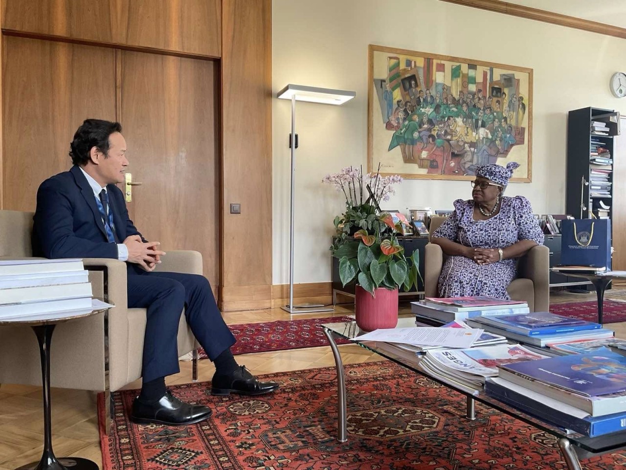 On April 10th, Ambassador Mai Phan Dung, Permanent Representative of Vietnam to the United Nations (UN), World Trade Organization (WTO) (left) met with WTO Director-General Ngozi Okonjo-Iweala (right) (Photo: Vietnamese Delegation in Geneva, Switzerland).
