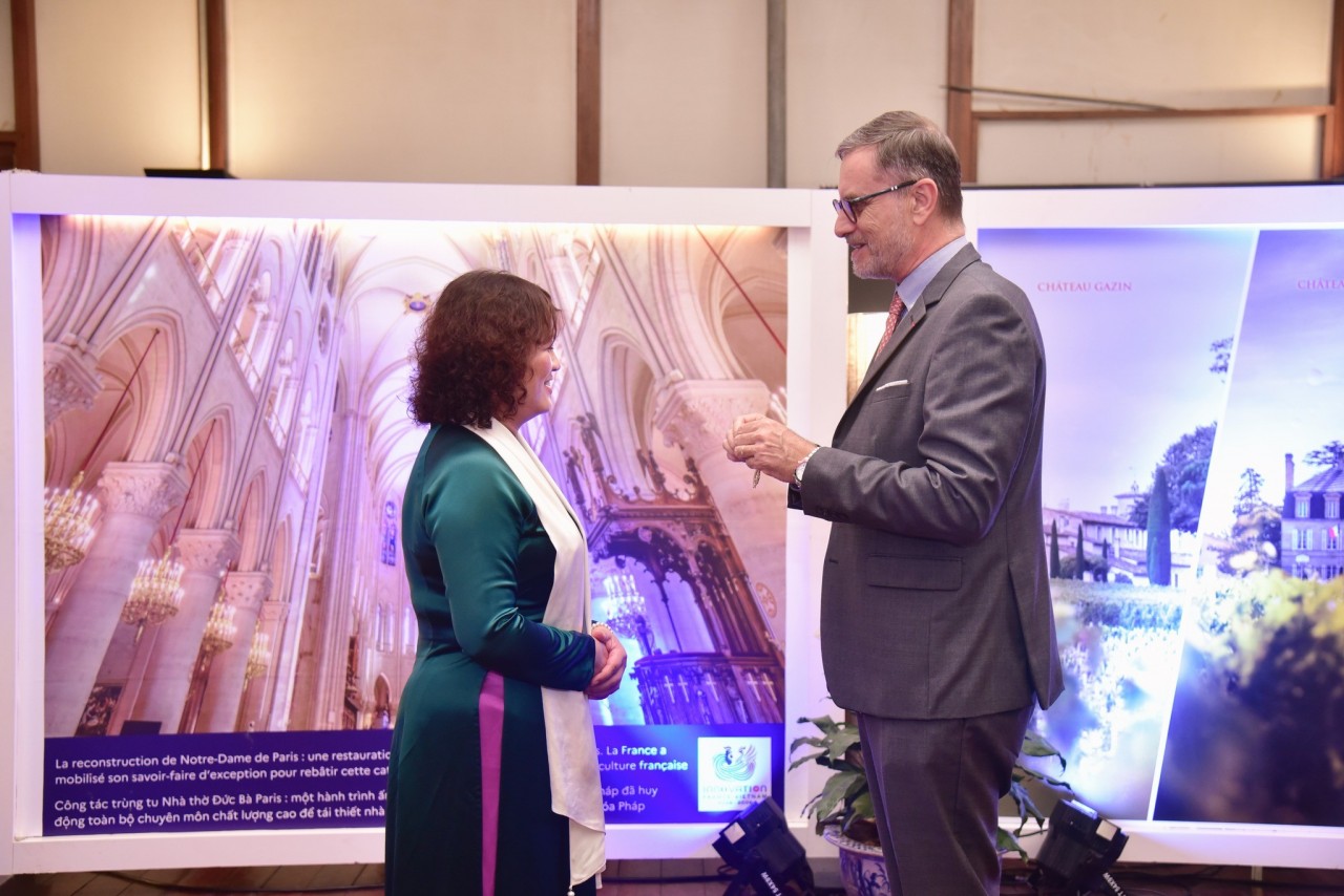 Olivier Brochet, Ambassador of France to Vietnam, presents the decoration in recognition of the outstanding contributions of Prof. Dr. Dinh Thi Mai Thanh. (Photo: USTH) Olivier Brochet, Ambassador of France to Vietnam, presents the decoration in recognition of the outstanding contributions of Prof. Dr. Dinh Thi Mai Thanh. (Photo: USTH)