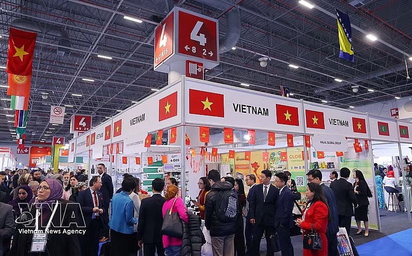 Booths of Vietnamese cooperatives and enterprises at the Halal Expo 2025 exhibition in Türkiye. (Photo: VNA)