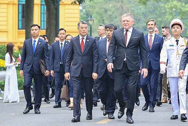 Prime Minister Le Minh Hung and Slovak Prime Minister Robert Fico walk from the Presidential Palace to the Government Headquarters for summit meeting following the official welcome ceremony, Ha Noi, April 13, 2026. Photo: VGP