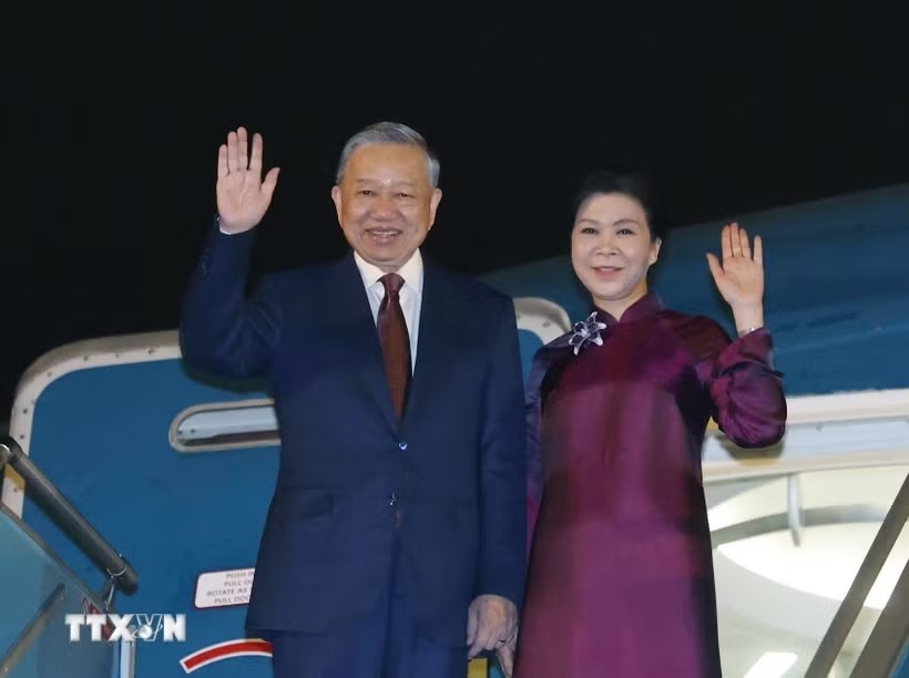 Tổng Bí thư, Chủ tịch nước Tô Lâm và Phu nhân rời Hà Nội, lên đường thăm cấp Nhà nước đến Trung Quốc. (Ảnh: Thống Nhất/TTXVN) Tổng Bí thư, Chủ tịch nước Tô Lâm và Phu nhân rời Hà Nội, lên đường thăm cấp Nhà nước đến Trung Quốc. (Ảnh: Thống Nhất/TTXVN)