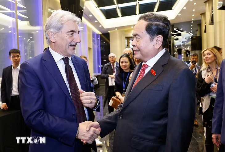 Quốc vụ khanh vùng Lombardy Raffaele Cattaneo trao đổi với Chủ tịch Quốc hội Trần Thanh Mẫn tại tọa đàm. (Ảnh: TTXVN) Quốc vụ khanh vùng Lombardy Raffaele Cattaneo trao đổi với Chủ tịch Quốc hội Trần Thanh Mẫn tại tọa đàm. (Ảnh: TTXVN)