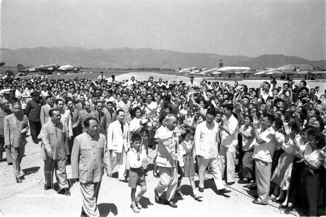 The Government and people of China welcome President Ho Chi Minh and the Vietnamese Government delegation on an official visit to China in June 1955 (Photo: VNA) The Government and people of China welcome President Ho Chi Minh and the Vietnamese Government delegation on an official visit to China in June 1955 (Photo: VNA)