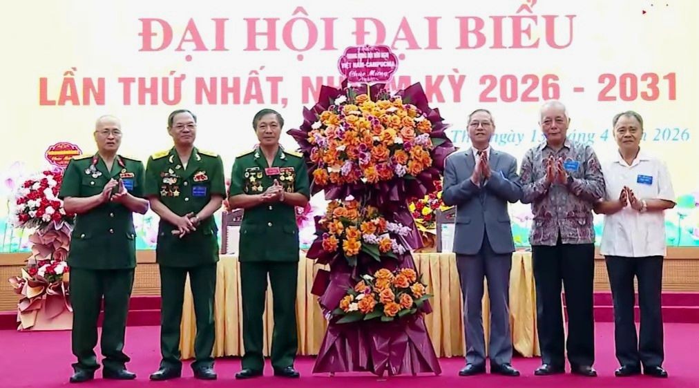 Trung ương Hội Hữu nghị Việt Nam – Campuchia tặng hoa chúc mừng Đại hội. Trung ương Hội Hữu nghị Việt Nam – Campuchia tặng hoa chúc mừng Đại hội.