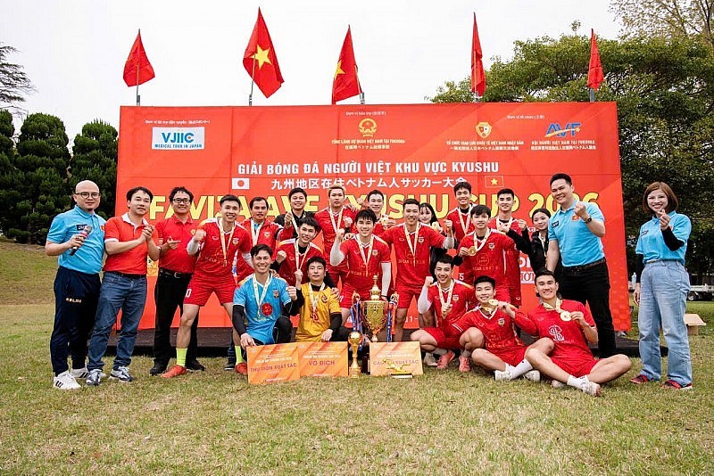 The organizing committee presents the trophy to the winning team. (Photo: FAVIJA)