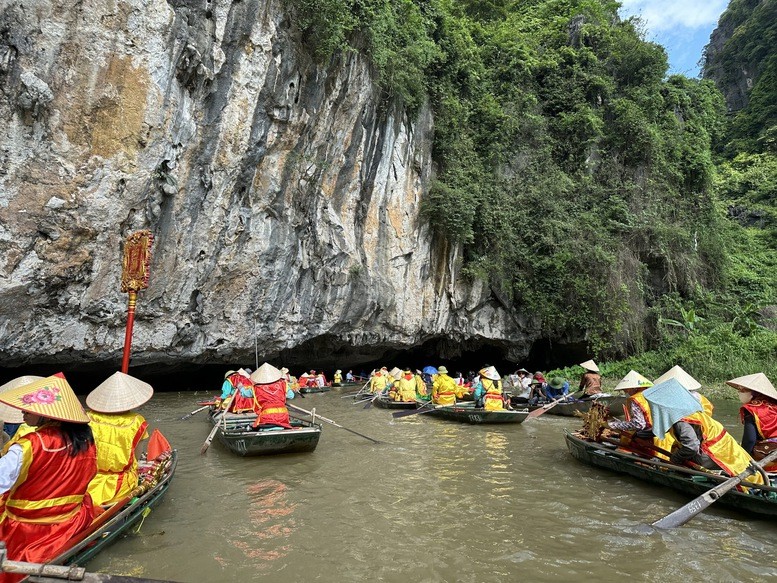 Tourists explore scenic landscapes in Ninh Binh (Photo: VGP/Diep Anh)