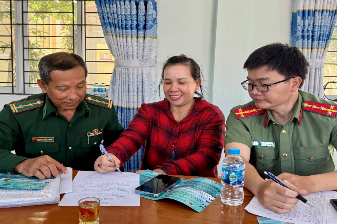 Police of Phu Yen ward, Dak Lak province, coordinate outreach and mobilize fishing vessel owners to sign commitments not to violate IUU fishing regulations. (Photo: Dak Lak Provincial Police)