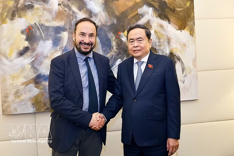 National Assembly Chairman Tran Thanh Man (right) and Maurizio Acerbo, General Secretary of the Communist Refoundation Party (PRC) of Italy, at their meeting on April 14 (Photo: VNA) National Assembly Chairman Tran Thanh Man (right) and Maurizio Acerbo, General Secretary of the Communist Refoundation Party (PRC) of Italy, at their meeting on April 14 (Photo: VNA)