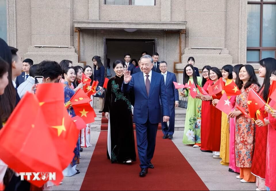 On the afternoon of April 14 in Beijing, General Secretary and President Tô Lâm and his spouse met with embassy staff and representatives of the Vietnamese community in China. (Photo: Thống Nhất/VNA) On the afternoon of April 14 in Beijing, General Secretary and President Tô Lâm and his spouse met with embassy staff and representatives of the Vietnamese community in China. (Photo: Thống Nhất/VNA)
