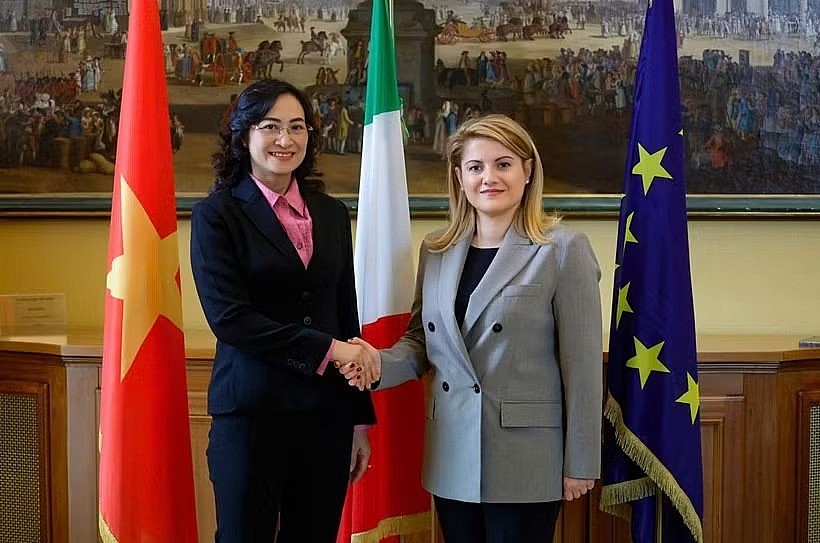 Vietnamese Deputy Minister of Industry and Trade Phan Thi Thang (L) and Italian Undersecretary of State for Foreign Affairs and International Cooperation Maria Tripodi co-chair the 10th session of the countries’ joint committee on economic cooperation. (Photo: Ministry of Industry and Trade) Vietnamese Deputy Minister of Industry and Trade Phan Thi Thang (L) and Italian Undersecretary of State for Foreign Affairs and International Cooperation Maria Tripodi co-chair the 10th session of the countries’ joint committee on economic cooperation. (Photo: Ministry of Industry and Trade)