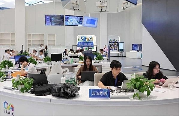 A workspace at the China-ASEAN Artificial Intelligence Innovation Cooperation Center (Photo: VNA) A workspace at the China-ASEAN Artificial Intelligence Innovation Cooperation Center (Photo: VNA)