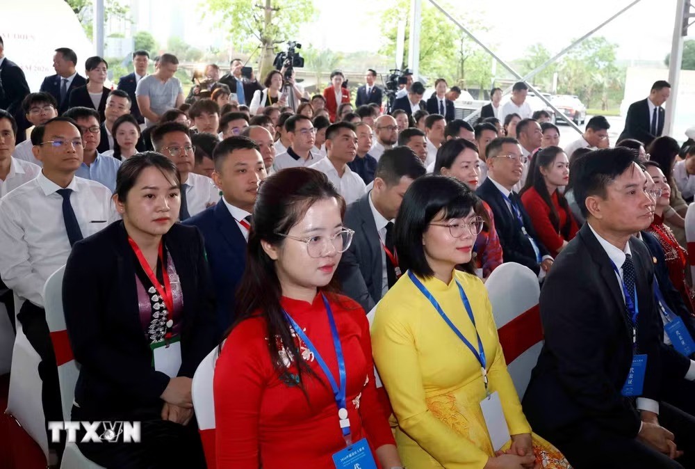 Tiếp nối tình hữu nghị truyền thống Việt Nam-Trung Quốc Tiếp nối tình hữu nghị truyền thống Việt Nam-Trung Quốc