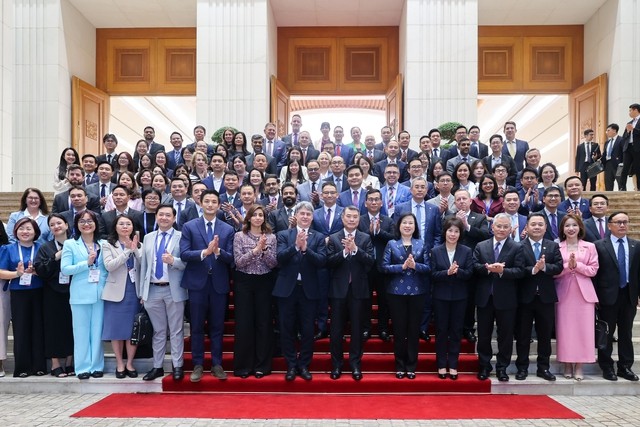 Prime Minister Le Minh Hung, leaders of several Vietnamese ministries and agencies and American business leaders pose for a photo at the Government Office, Ha Noi, April 16, 2026. Photo: VGP