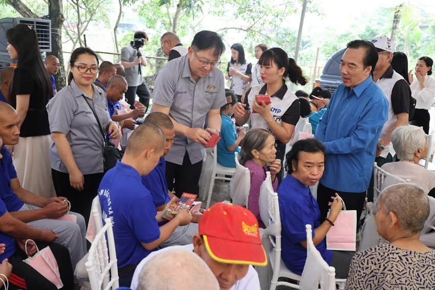 Ông Ngô Sách Thực, Chủ tịch Hội cứu trợ trẻ em tàn tật Việt Nam, Chủ tịch Hội hữu nghị Việt Nam - Malaysia và Đại sứ Malaysia tại Việt Nam Dato' Tan Yang Thai tặng quà cho người yếu thế tại Trung tâm bảo trợ xã hội Hà Nam Ông Ngô Sách Thực, Chủ tịch Hội cứu trợ trẻ em tàn tật Việt Nam, Chủ tịch Hội hữu nghị Việt Nam - Malaysia và Đại sứ Malaysia tại Việt Nam Dato' Tan Yang Thai tặng quà cho người yếu thế tại Trung tâm bảo trợ xã hội Hà Nam