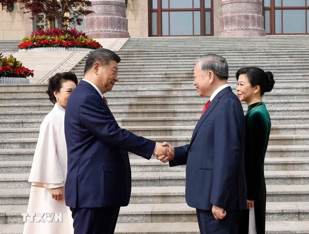 General Secretary and President of China Xi Jinping and his spouse welcome General Secretary and President Tô Lâm and his spouse. (Photo: VNA) General Secretary and President of China Xi Jinping and his spouse welcome General Secretary and President Tô Lâm and his spouse. (Photo: VNA)