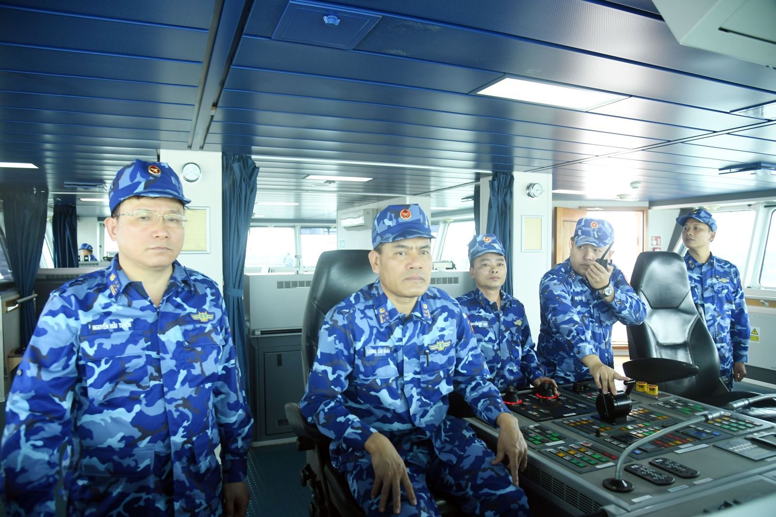 Đại tá Lương Cao Khải (thứ hai từ trái qua) - Trường đoàn công tác Cảnh sát biển Việt Nam. Đại tá Lương Cao Khải (thứ hai từ trái qua) - Trường đoàn công tác Cảnh sát biển Việt Nam.