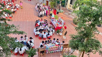 Khi những trang sách mở cửa tri thức cho trẻ em vùng biên Mường Nhé