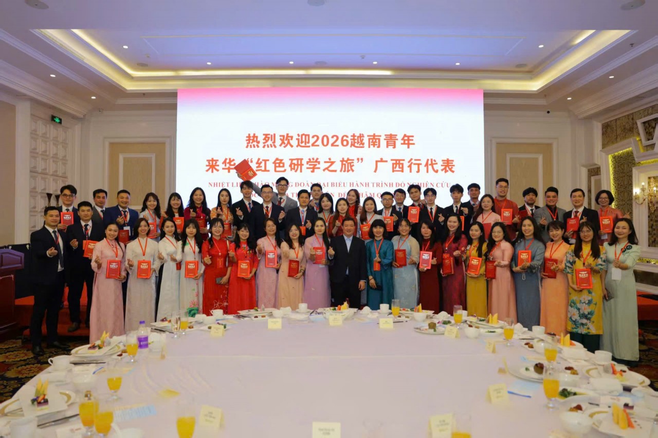 Delegates posed for a commemorative photo. Delegates posed for a commemorative photo.