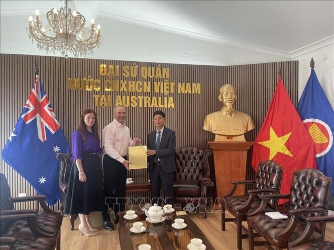 Glenn Mathews and his wife presented the diary of martyr Võ Văn Công to a representative of the Embassy of Vietnam in Australia—Minister-Counselor Nghiêm Xuân Hòa. (Photo: VNA) Glenn Mathews and his wife presented the diary of martyr Võ Văn Công to a representative of the Embassy of Vietnam in Australia—Minister-Counselor Nghiêm Xuân Hòa. (Photo: VNA)