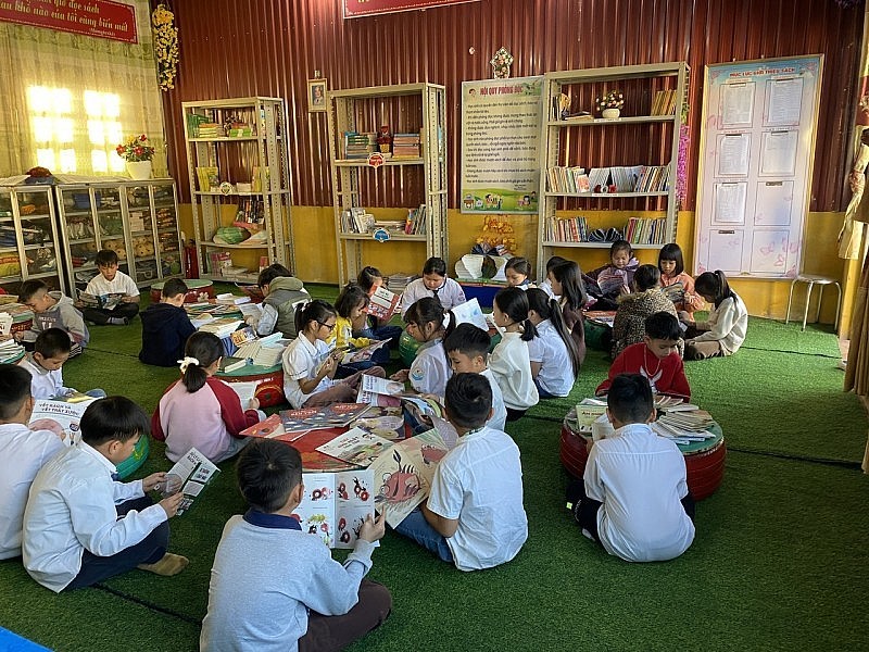 The school’s small library corner always attracts students after recess and at the end of the school day. (Photo: Duy Linh) The school’s small library corner always attracts students after recess and at the end of the school day. (Photo: Duy Linh)