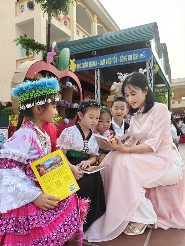 Teacher Lo Thi Diep is always a source of inspiration for her students with every page they read. (Photo: Duy Linh) Teacher Lo Thi Diep is always a source of inspiration for her students with every page they read. (Photo: Duy Linh)