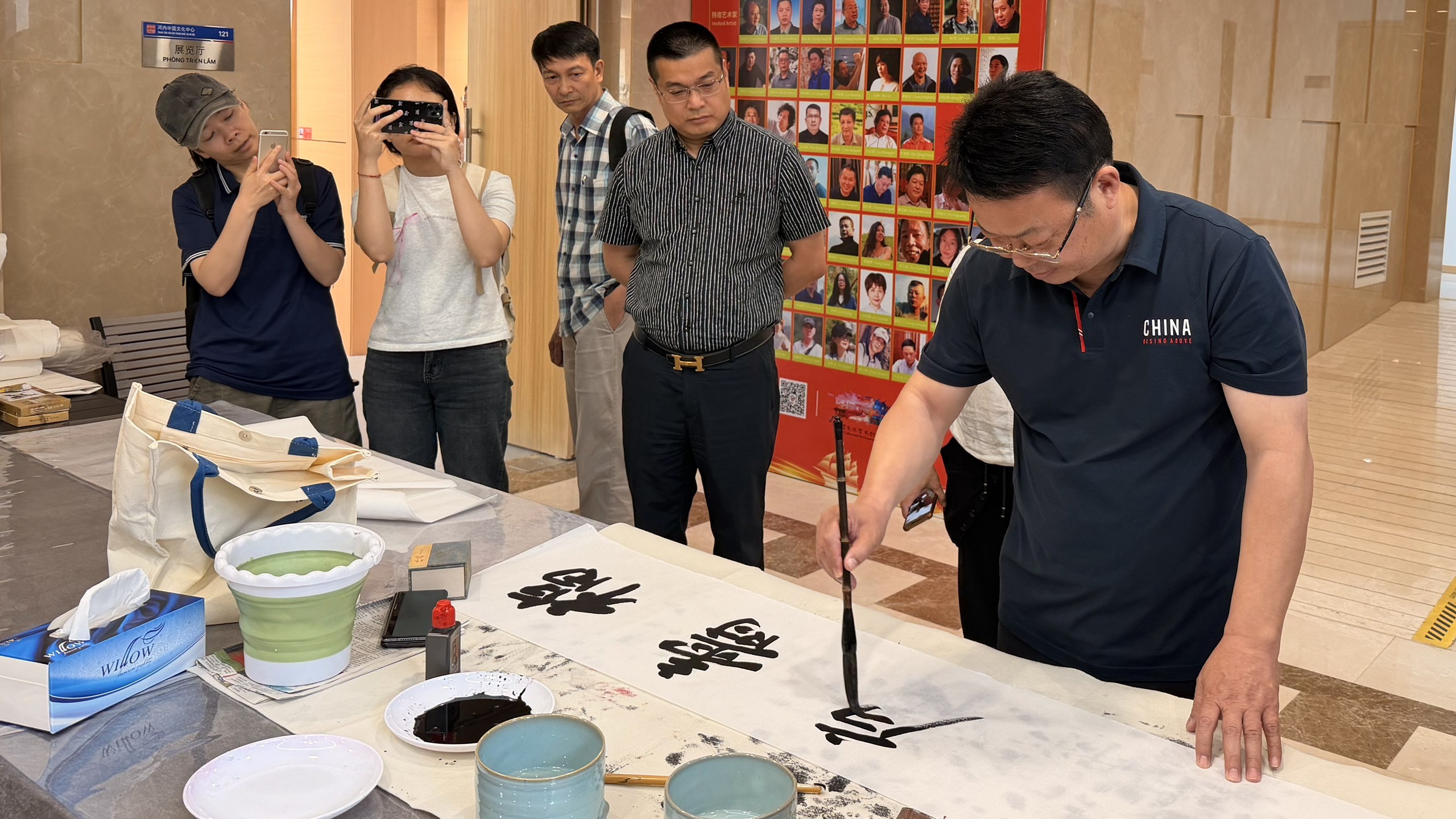 Nghệ sĩ giao lưu, viết thư pháp tại Triển lãm. 