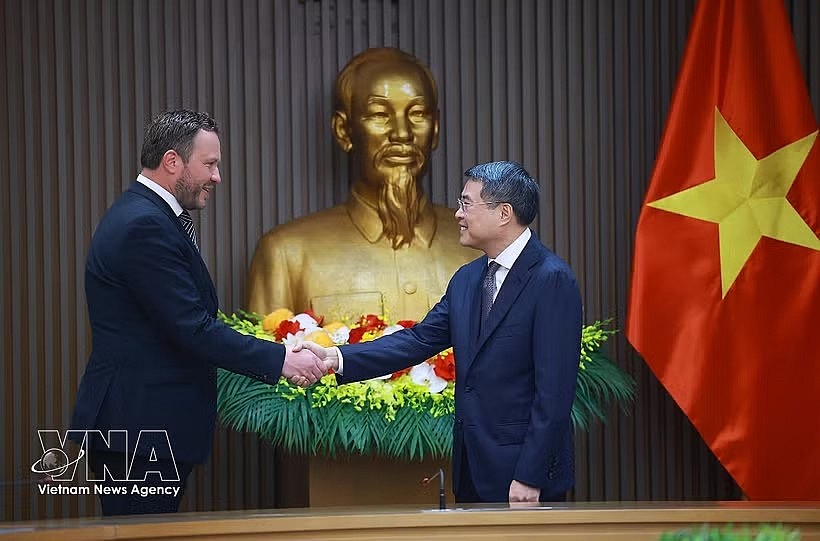 PM Le Minh Hung (R) and Estonian Minister of Foreign Affairs Margus Tsahkna (Photo: VNA) PM Le Minh Hung (R) and Estonian Minister of Foreign Affairs Margus Tsahkna (Photo: VNA)