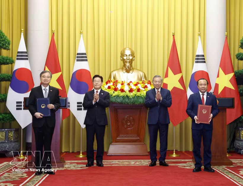 Party General Secretary and State President To Lam and President of the Republic of Korea Lee Jae Myung witness the handover of the Framework Master Plan for Vietnam–RoK cooperation in science, technology and innovation between Vietnam’s Ministry of Science and Technology and the RoK’s Ministry of Science and ICT. (Photo: VNA)