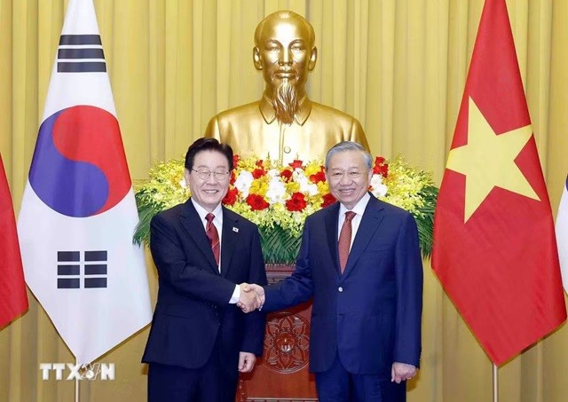 General Secretary, President of Viet Nam To Lam shakes hands with South Korean President Lee Jae Myung before their summit meeting at the Presidential Palace in Ha Noi, April 22, 2026. Photo: VGP
