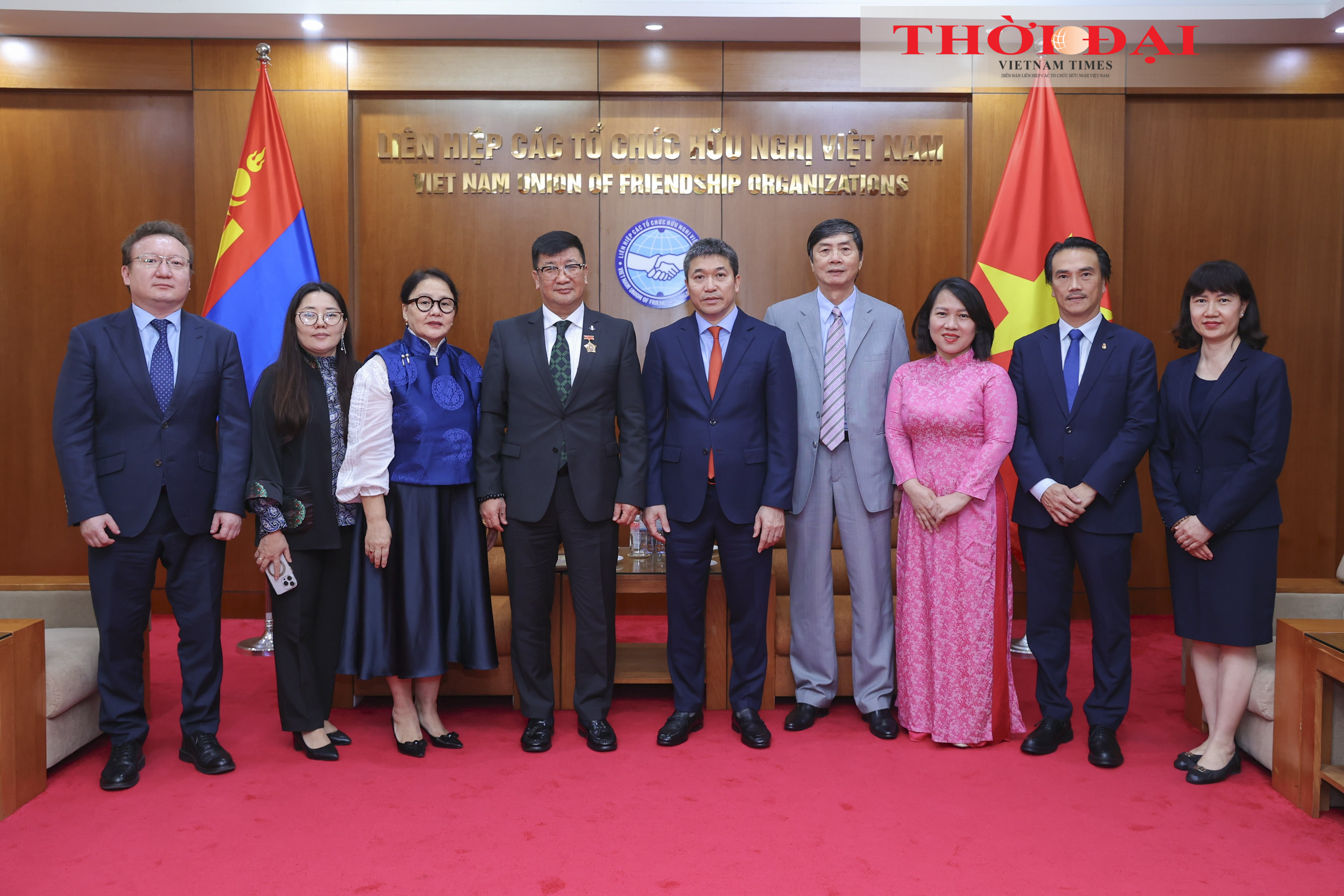 Chủ tịch Liên hiệp các tổ chức hữu nghị Việt Nam Phan Anh Sơn, Phó Chủ tịch Hội hữu nghị Việt Nam - Mông Cổ Hoàng Tuấn Thịnh (thứ tư từ phải sang) cùng các đại biểu chụp ảnh với Đại sứ Mông Cổ tại Việt Nam Jigjee Sereejav và Phu nhân. (Ảnh: Đinh Hòa) Chủ tịch Liên hiệp các tổ chức hữu nghị Việt Nam Phan Anh Sơn, Phó Chủ tịch Hội hữu nghị Việt Nam - Mông Cổ Hoàng Tuấn Thịnh (thứ tư từ phải sang) cùng các đại biểu chụp ảnh với Đại sứ Mông Cổ tại Việt Nam Jigjee Sereejav và Phu nhân. (Ảnh: Đinh Hòa)