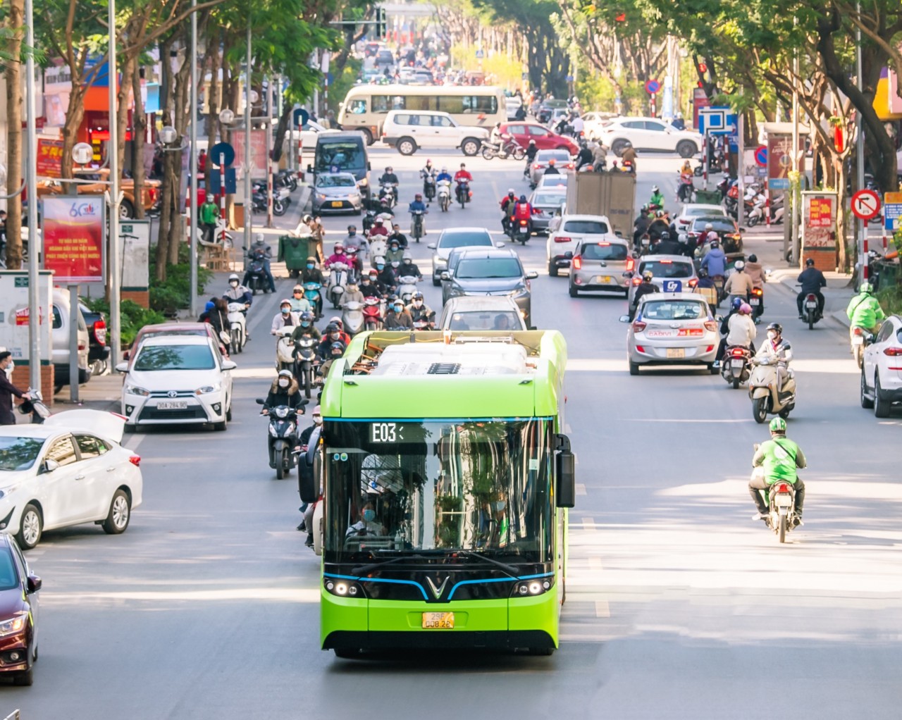 Hanoi has introduced additional electric bus routes to help reduce greenhouse gas emissions. (Photo: Vinbus) Hanoi has introduced additional electric bus routes to help reduce greenhouse gas emissions. (Photo: Vinbus)