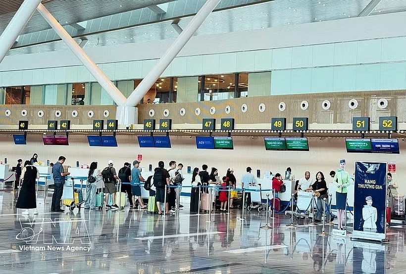 Passengers check in at Tan Son Nhat Airport on April 24, 2026. (Photo: VNA) Passengers check in at Tan Son Nhat Airport on April 24, 2026. (Photo: VNA)