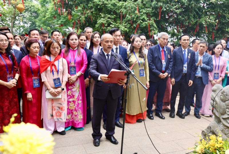 Kiều bào về đất tổ tưởng niệm các Vua Hùng Kiều bào về đất tổ tưởng niệm các Vua Hùng