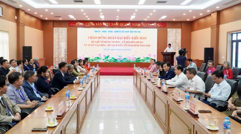 Kiều bào về đất tổ tưởng niệm các Vua Hùng Kiều bào về đất tổ tưởng niệm các Vua Hùng