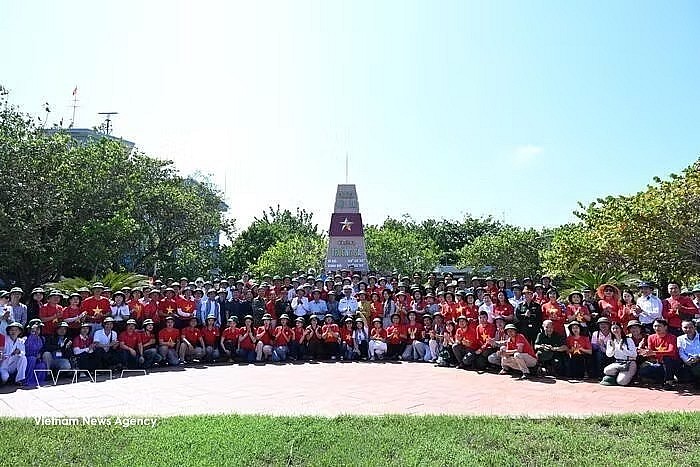 A delegation, comprising 48 overseas Vietnamese from 22 countries and territories, along with representatives of several agencies, organisations, businesses, artists and journalists at home, visit the Truong Sa (Spratly) archipelago and the DK1 offshore platforms. (Photo: VNA) A delegation, comprising 48 overseas Vietnamese from 22 countries and territories, along with representatives of several agencies, organisations, businesses, artists and journalists at home, visit the Truong Sa (Spratly) archipelago and the DK1 offshore platforms. (Photo: VNA)