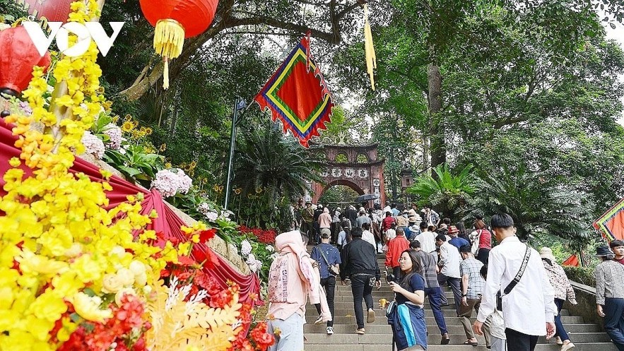 Crowds from across the country gather at the Hung Kings Temple complex in Phu Tho province to offer incense in tribute to the nation’s founders. Crowds from across the country gather at the Hung Kings Temple complex in Phu Tho province to offer incense in tribute to the nation’s founders.