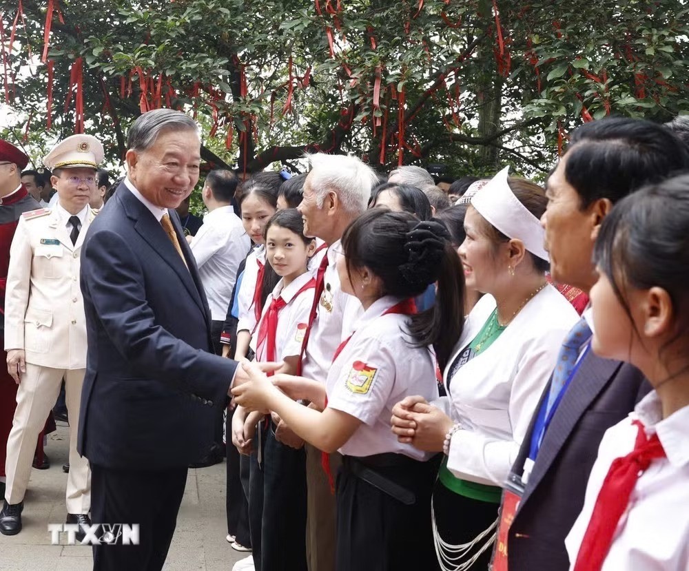 Tổng Bí thư, Chủ tịch nước Tô Lâm với các tầng lớp nhân dân tại Khu di tích lịch sử Quốc gia Đặc biệt Đền Hùng. (Ảnh: Thống Nhất/TTXVN) Tổng Bí thư, Chủ tịch nước Tô Lâm với các tầng lớp nhân dân tại Khu di tích lịch sử Quốc gia Đặc biệt Đền Hùng. (Ảnh: Thống Nhất/TTXVN)