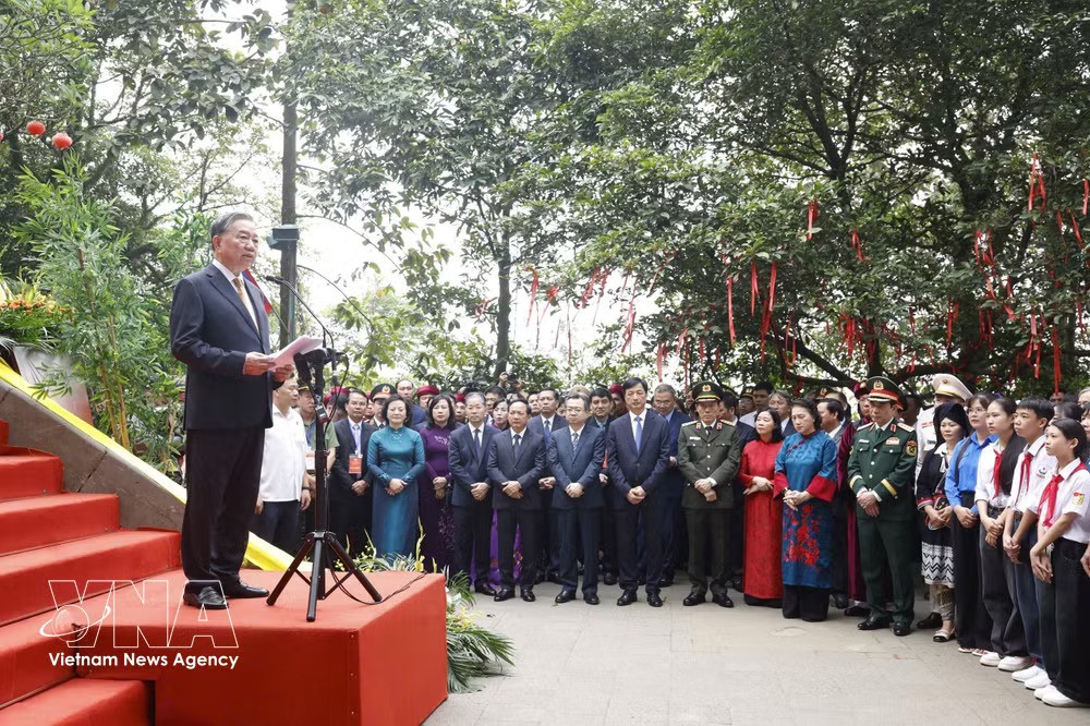 General Secretary and State President To Lam speaks with local residents and visitors at the Hung Kings Temple National Special Historical Site in Phu Tho province (Photo: VNA) General Secretary and State President To Lam speaks with local residents and visitors at the Hung Kings Temple National Special Historical Site in Phu Tho province (Photo: VNA)