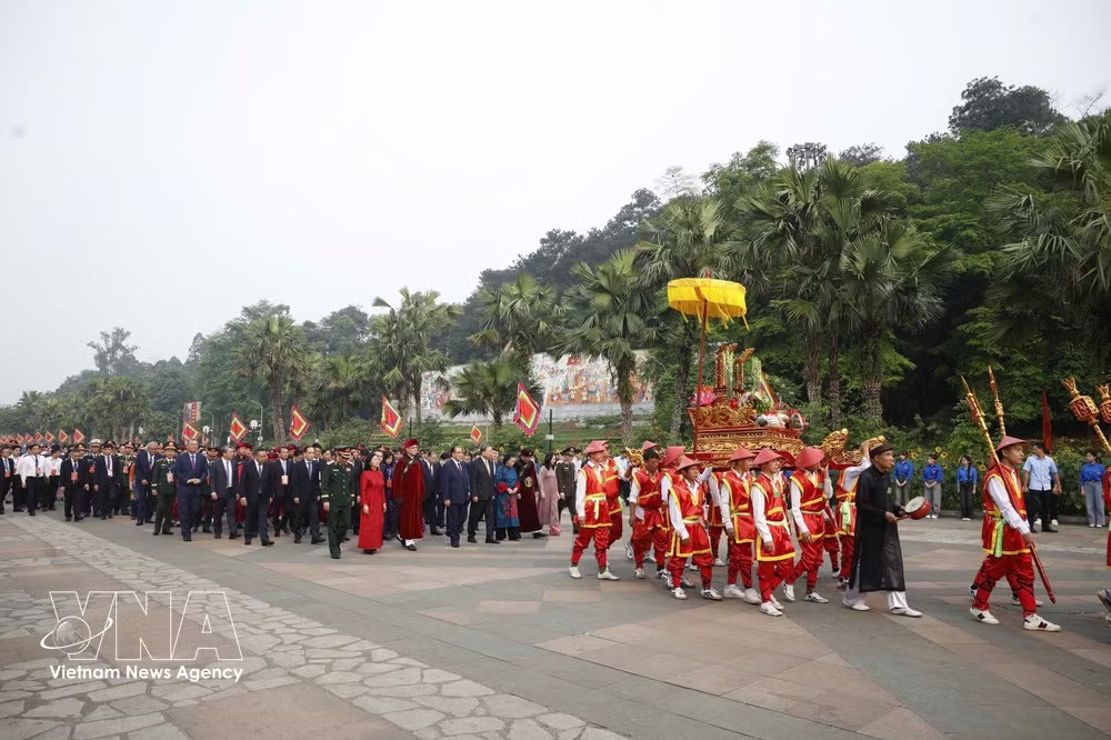 Top Leader Offers Incense in Commemoration of Hung Kings in Phu Tho Top Leader Offers Incense in Commemoration of Hung Kings in Phu Tho