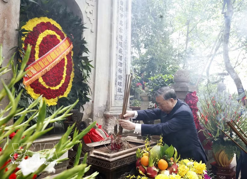 General Secretary and State President To Lam offers incense and flowers in commemoration at the Hung Kings' Mausoleum. (Photo: VNA) General Secretary and State President To Lam offers incense and flowers in commemoration at the Hung Kings' Mausoleum. (Photo: VNA)