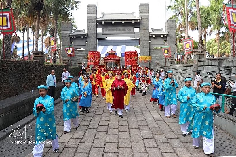 A ceremonial procession presents offerings, fruits and southern specialties to the Hung Kings. (Photo: VNA) A ceremonial procession presents offerings, fruits and southern specialties to the Hung Kings. (Photo: VNA)