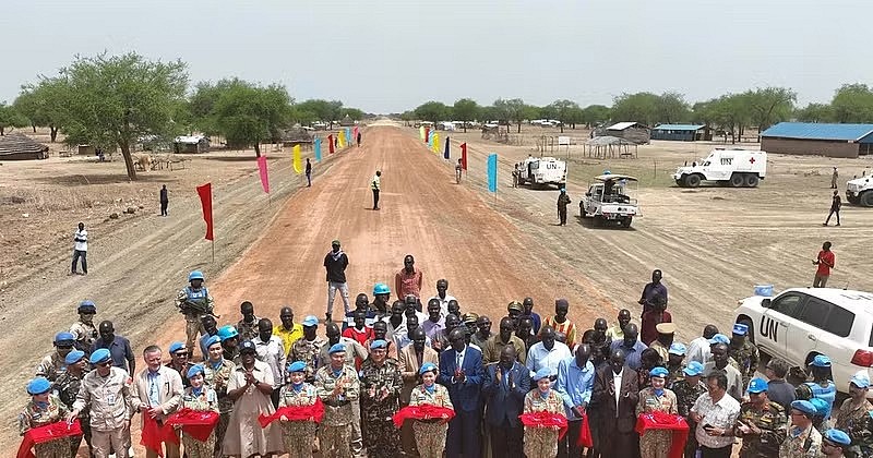 The handover ceremony for the vital route linking Abyei and Agok was held in a celebratory atmosphere shared by the UN mission, Engineering Unit Rotation 4, and local residents. (Photo: To Tram) The handover ceremony for the vital route linking Abyei and Agok was held in a celebratory atmosphere shared by the UN mission, Engineering Unit Rotation 4, and local residents. (Photo: To Tram)