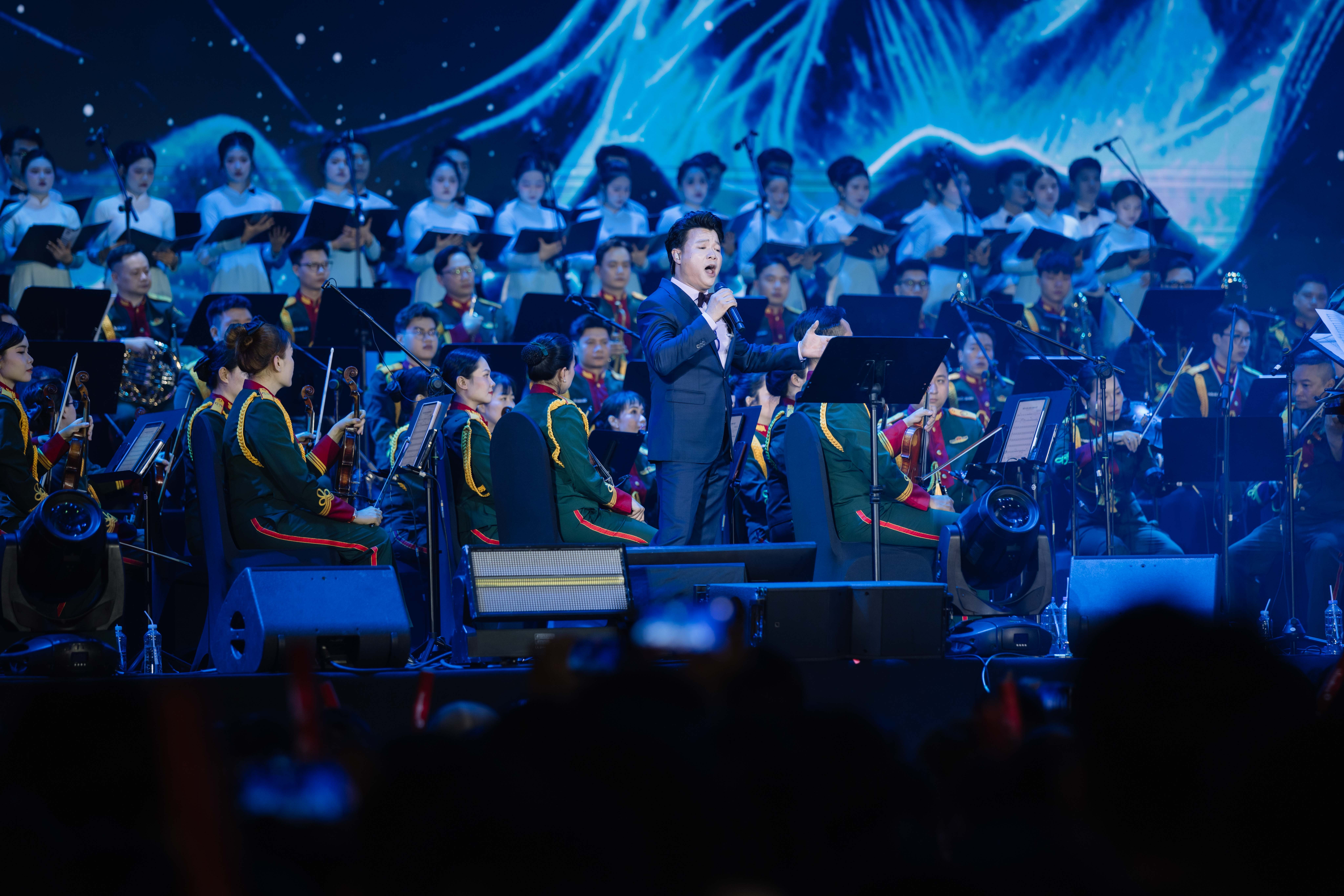 The performance “Bến Xuân – The Flock of Vietnamese Birds” was presented by the MSO, Meritorious Artist Vũ Thắng Lợi, and the choir. (Photo: Organizing Committee) The performance “Bến Xuân – The Flock of Vietnamese Birds” was presented by the MSO, Meritorious Artist Vũ Thắng Lợi, and the choir. (Photo: Organizing Committee)