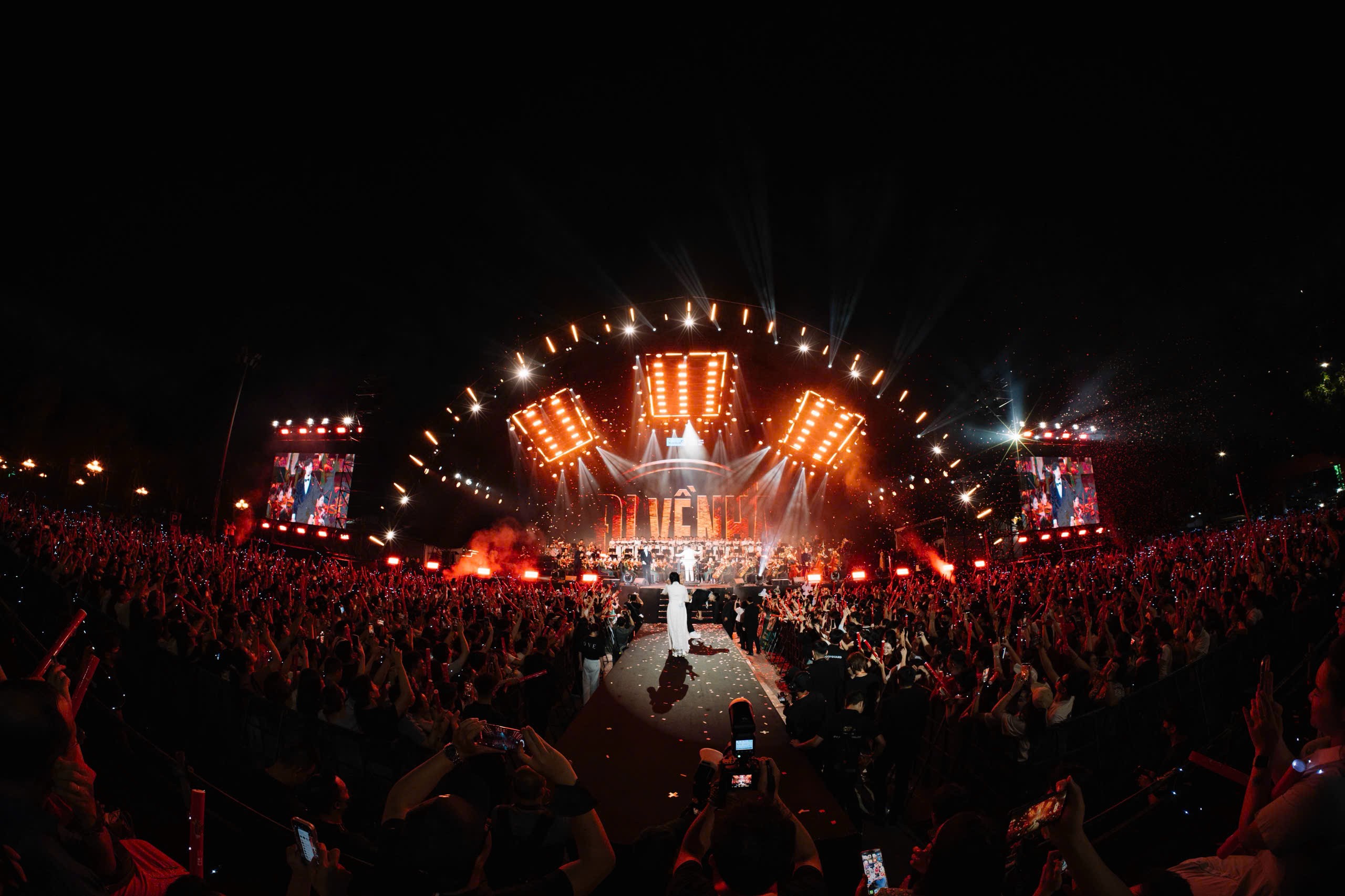 The fusion of rap and symphonic music created a connection across generations of audiences. (Photo: Organizing Committee) The fusion of rap and symphonic music created a connection across generations of audiences. (Photo: Organizing Committee)