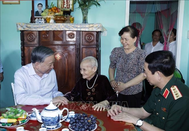 Tổng Bí thư, Chủ tịch nước Tô Lâm thăm các đồng chí nguyên lãnh đạo Đảng, Nhà nước và Mẹ Việt Nam Anh hùng