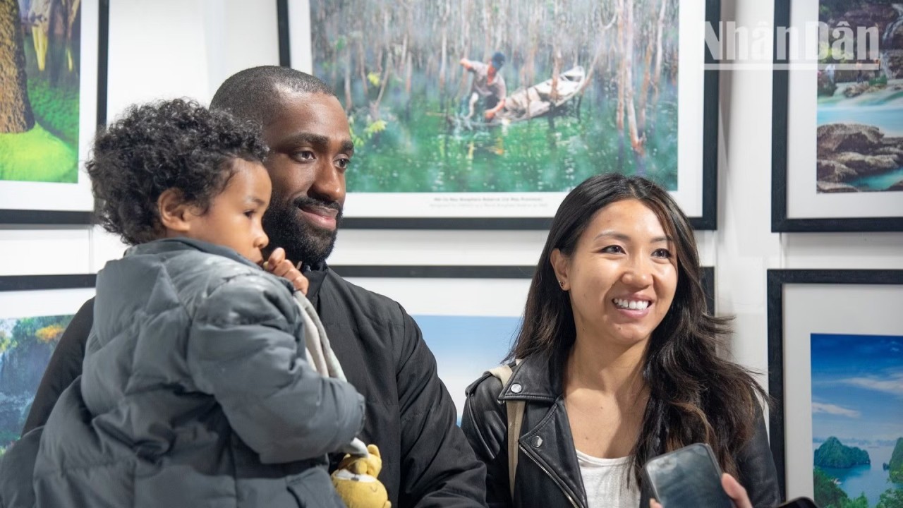 Marika Phan’s family attends the Hung Kings’ Commemoration Day organized by the Vietnam Cultural Center in France in Paris. (Photo: Nhan Dan Newspaper)