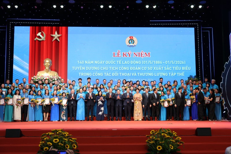 Đoàn Chủ tịch Tổng LĐLĐVN tổ chức tuyên dương 101 chủ tịch công đoàn cơ sở xuất sắc tiêu biểu của cả nước. (Ảnh: T.L)