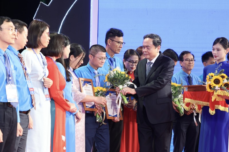 Chủ tịch Quốc hội trao 