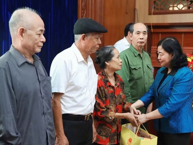 Ms. Bùi Thị Minh Hoài, Politburo Member, Secretary of the Party Central Committee, and President of the Vietnam Fatherland Front Central Committee, presented gifts to policy beneficiary families, the poor, and disadvantaged people in Ninh Bình province. (Photo: Thanh Tuấn/VNA) Ms. Bùi Thị Minh Hoài, Politburo Member, Secretary of the Party Central Committee, and President of the Vietnam Fatherland Front Central Committee, presented gifts to policy beneficiary families, the poor, and disadvantaged people in Ninh Bình province. (Photo: Thanh Tuấn/VNA)